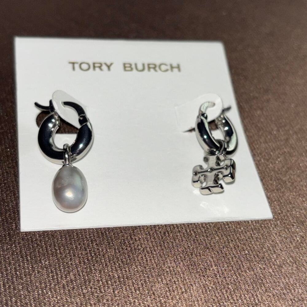Tory Burch earrings Silver Tone Mismatched Pearl & Double T Charm - Picture 3 of 5